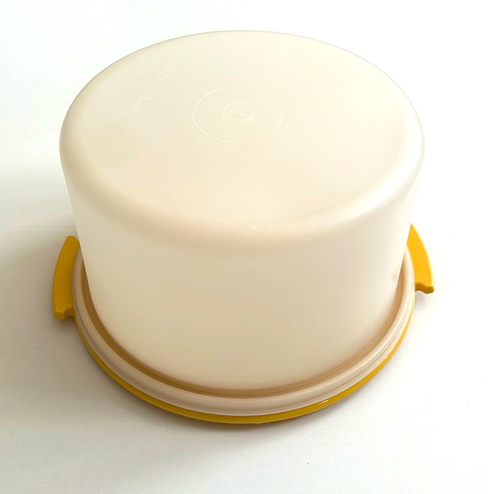 Tupperware Cream and Yellow Cake Carrier